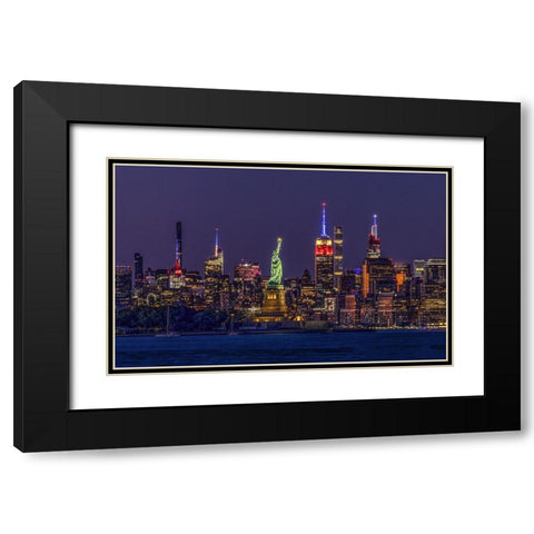 Statue Of Liberty Black Modern Wood Framed Art Print with Double Matting by Luying