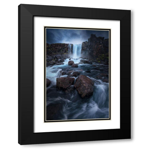 Una cascada Black Modern Wood Framed Art Print with Double Matting by Pablo de, Juan