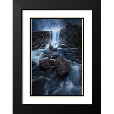 Una cascada Black Modern Wood Framed Art Print with Double Matting by Pablo de, Juan
