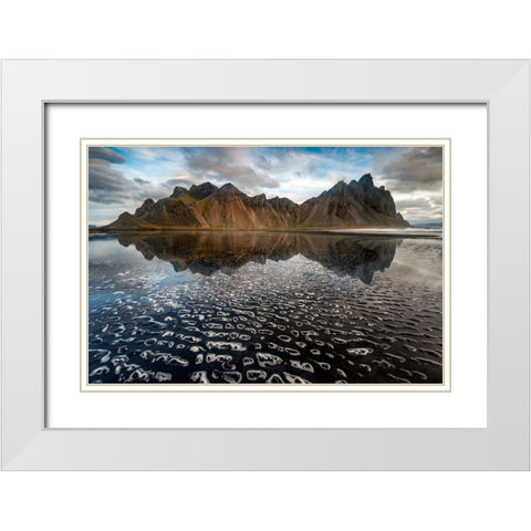 Foam Pebbles White Modern Wood Framed Art Print with Double Matting by Gelfand, Simon