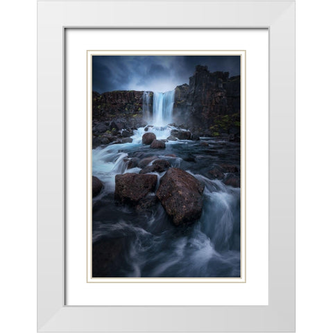 Una cascada White Modern Wood Framed Art Print with Double Matting by Pablo de, Juan