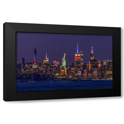 Statue Of Liberty Black Modern Wood Framed Art Print with Double Matting by Luying