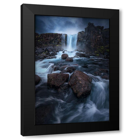 Una cascada Black Modern Wood Framed Art Print by Pablo de, Juan