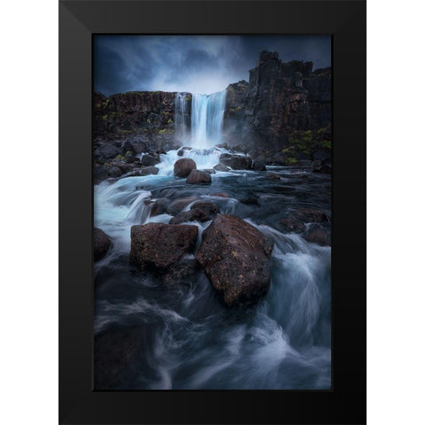 Una cascada Black Modern Wood Framed Art Print by Pablo de, Juan