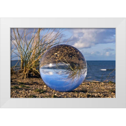 Am Meer White Modern Wood Framed Art Print by Rossmeissl, Gerhard
