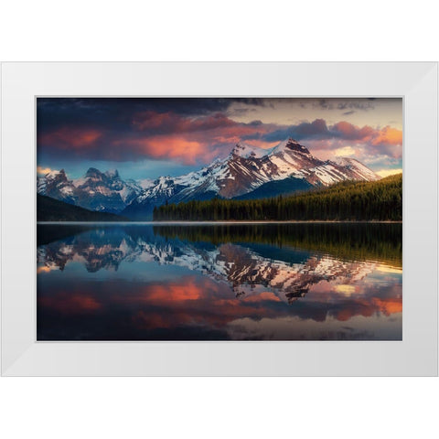Maligne Color. White Modern Wood Framed Art Print by Pablo De, Juan