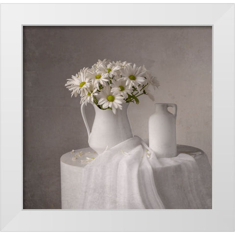 Daisy White Modern Wood Framed Art Print by Perfoncio, Margareth